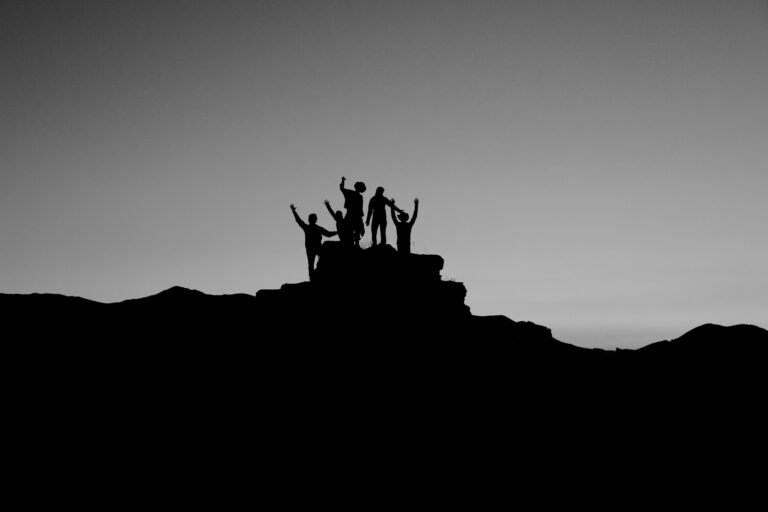 Equipe en haut d'une colline